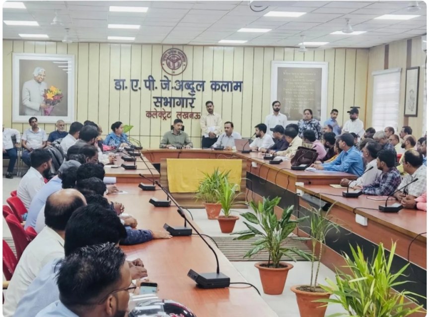 टैबलेट स्मार्टफोन वितरण में देरी डीएम ने जताई नाराजगी, लगाई कड़ी फटकार