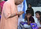 मुख्यमंत्री योगी आदित्यनाथ ने बाढ़ पीड़ितों को दिया राहत सामग्री 