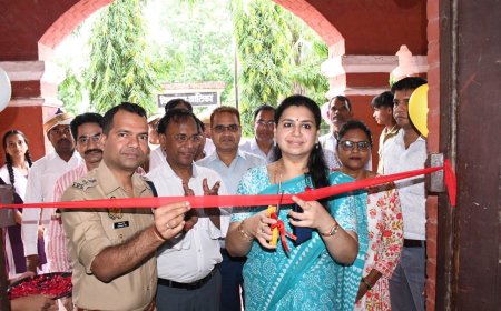 डीएम और एसपी ने बच्चों के साथ किया कृमि नाशक दवा का सेवन