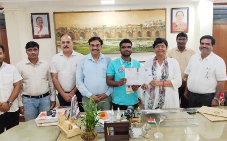 एनएसएस स्वयंसेवक प्रभात तिवारी को कुलपति ने किया सम्मानित