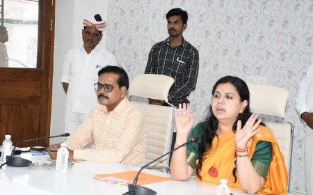 देवरिया में स्कूल वैन संचालन पर डीएम सख्त, मानक के विरुद्ध वाहन चलाने पर होगी कार्रवाई 