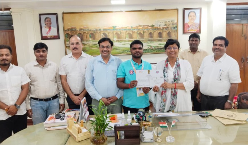 एनएसएस स्वयंसेवक प्रभात तिवारी को कुलपति ने किया सम्मानित