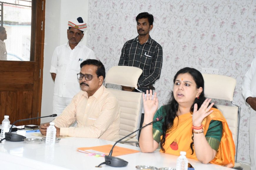 देवरिया में स्कूल वैन संचालन पर डीएम सख्त, मानक के विरुद्ध वाहन चलाने पर होगी कार्रवाई 