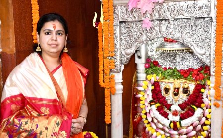 डीएम दिव्या मित्तल ने मां देवरही की पूजा कर शारदीय नवरात्र की दी शुभकामनाओं