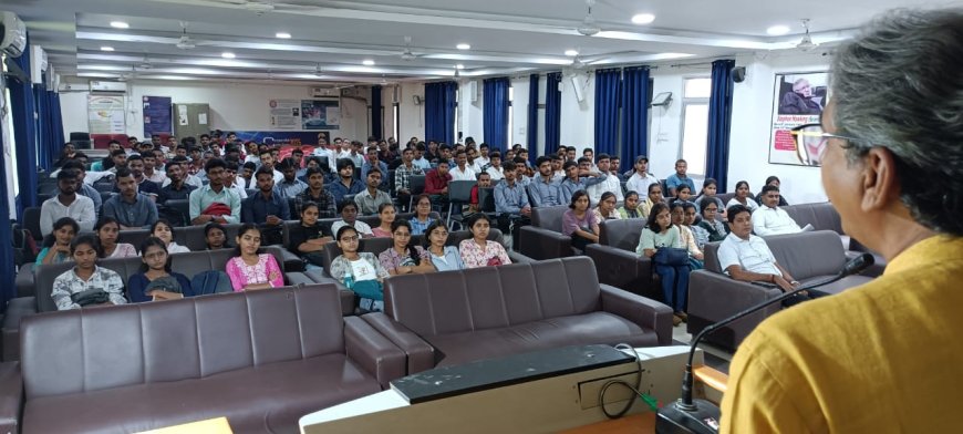 इंजीनियरिंग में नवप्रवेशित छात्रों का दीक्षारंभ समारोह 