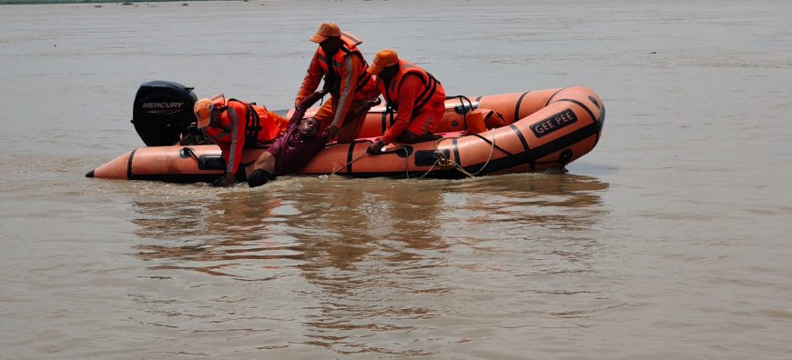 बरहज में एनडीआरएफ की टीम ने किया बाढ़ आपदा से बचाव का मॉक ड्रिल