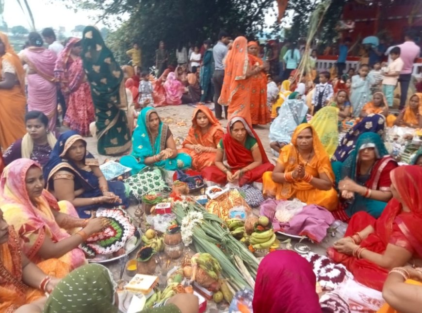 परंपरागत गाजे बाजे के साथ नव विवाहित दंपत्ति व दंडवत के साथ पूजा स्थल पर पहुंची महिलाएं,उमड़ी भारी भीड़