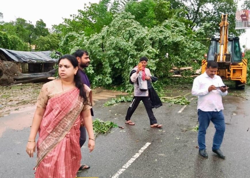 लगातार बारिश से जनजीवन अस्त-व्यस्त, देवरिया जिलाधिकारी दिव्या मित्तल जगह जगह पहुंच कर जाना हाल 