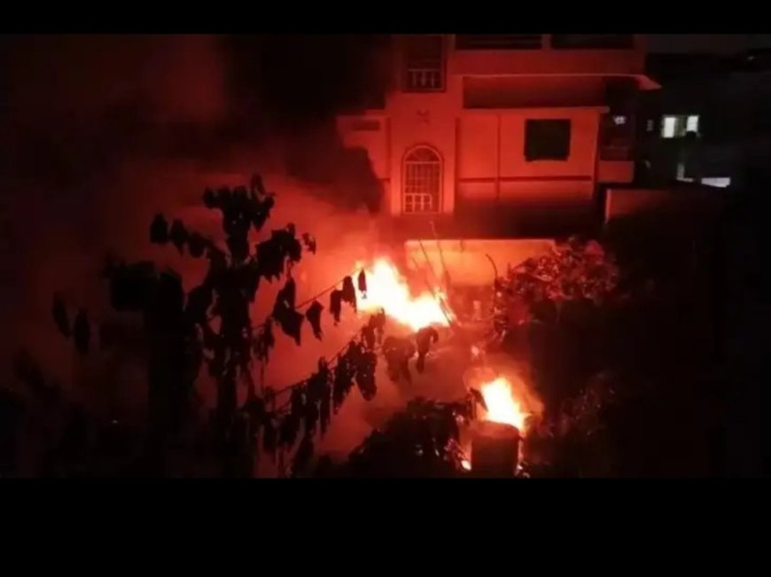 दीपावली की रात में कबाड़ गोदाम में लगी भीषण आग 