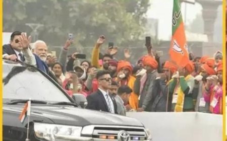 काशी की धरती पर प्रधानमंत्री  नरेन्‍द्र मोदी ने भी वाहन से हाथ ह‍िलाकर लोगों का किया अभ‍िवादन