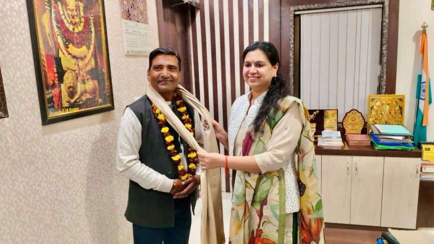 100% लक्ष्य पूरा करने वाले बीएलओ संतोष गुप्ता को डीएम ने किया सम्मानित