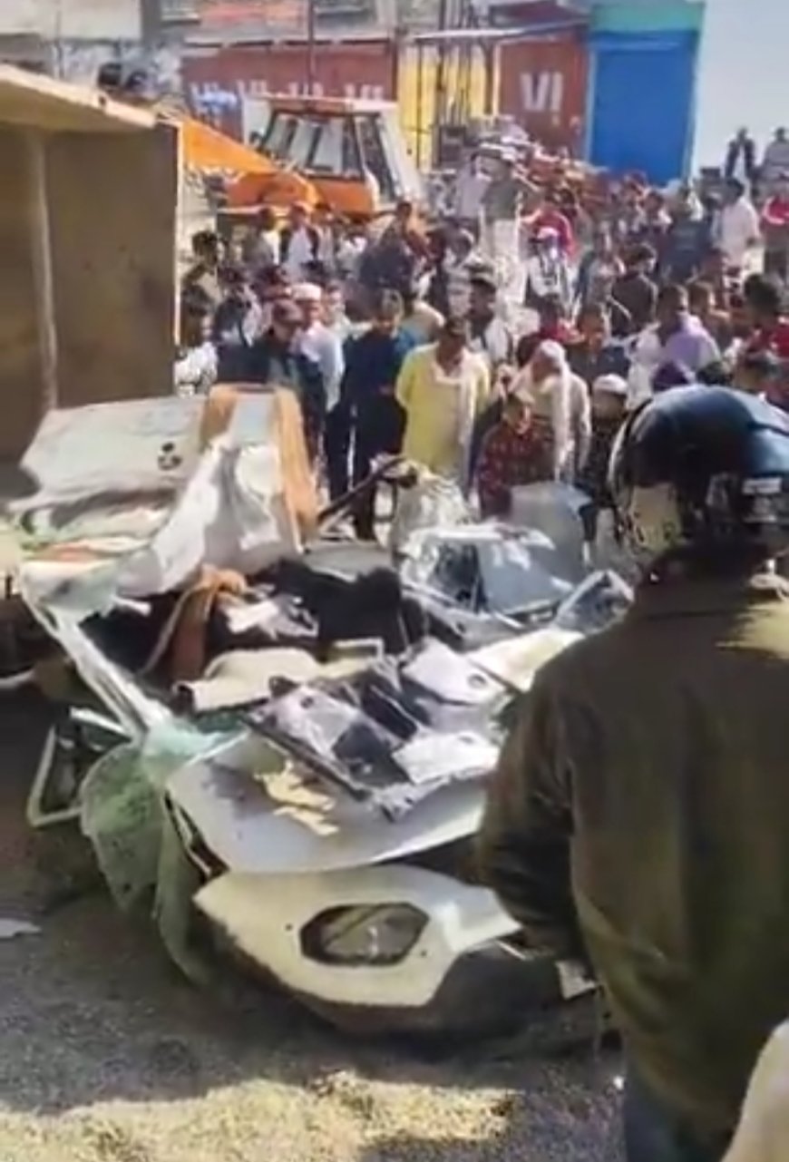 सहारनपुर में बेकाबू डंपर कार पर पलटा, एक ही परिवार के 7 लोगों की मौत