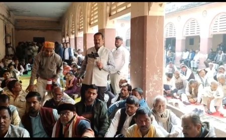 देवरिया में कोटेदारों ने जिला पूर्ति अधिकारी को मशीनें लौटते हुए सीएम के नाम सौंपा ज्ञापन