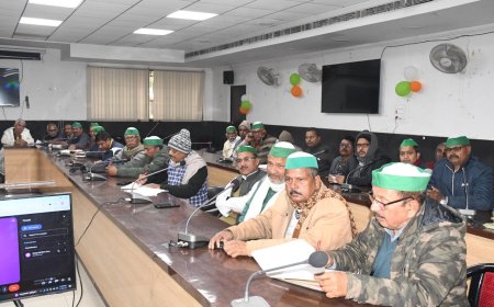 किसान दिवस के आयोजन में डीएम ने धान क्रय से संबंधित समस्याओं  समाधान के दिए निर्देश