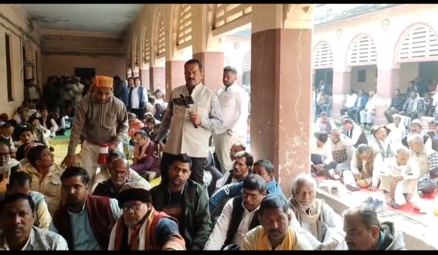 देवरिया में कोटेदारों ने जिला पूर्ति अधिकारी को मशीनें लौटते हुए सीएम के नाम सौंपा ज्ञापन