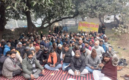 विद्युत संविदा मजदूर संगठन ने अधीक्षण अभियंता कार्यालय पर दिया धरना