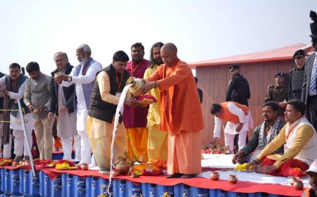 मुख्यमंत्री योगी ने संगम में किया स्नान, पूजन कर प्रदेश की समृद्धि की कामना 