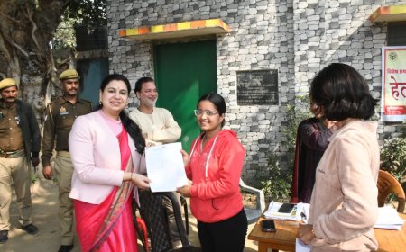 जिलाधिकारी ने नए मतदाताओ को फार्म 6 देकर किया प्रेरित