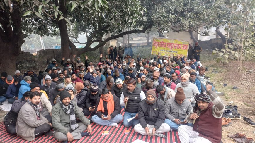 विद्युत संविदा मजदूर संगठन ने अधीक्षण अभियंता कार्यालय पर दिया धरना