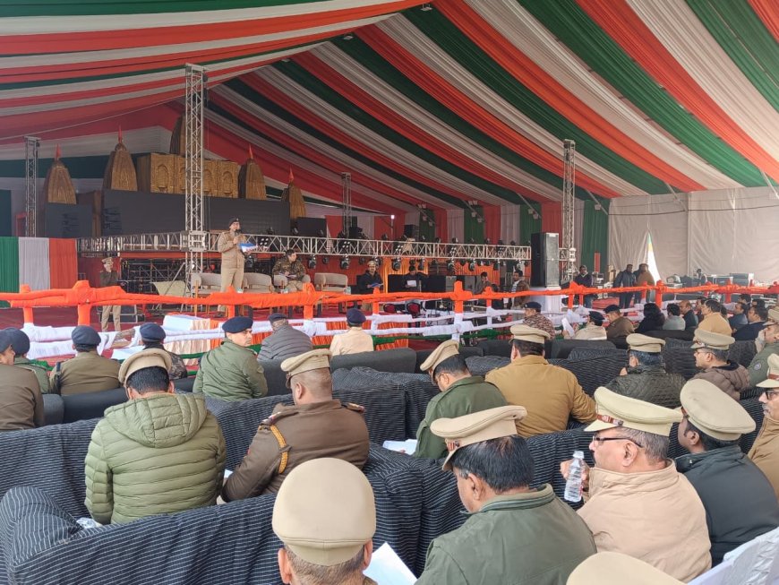 गोरखपुर महोत्सव की तैयारियों को लेकर कार्यक्रम स्थल पर प्रशासन-पुलिस की उच्चस्तरीय गोष्ठी