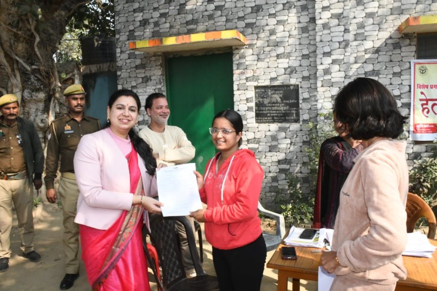 जिलाधिकारी ने नए मतदाताओ को फार्म 6 देकर किया प्रेरित