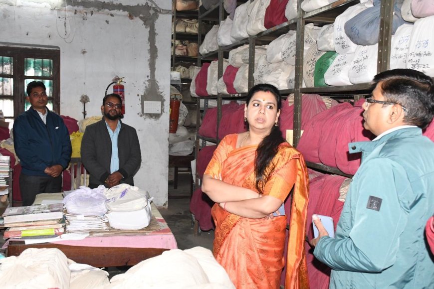 जिलाधिकारी ने किया कलेक्ट्रेट कार्यालय का निरीक्षण