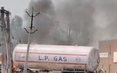 टैंकर का टायर फटने से लगी भीषण आग, दमकल ने पाया काबू