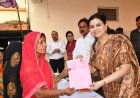 सरकारी योजनाओं का लाभ वितरण, जिलाधिकारी ने चौपाल में समस्याओं का मौके पर किया समाधान
