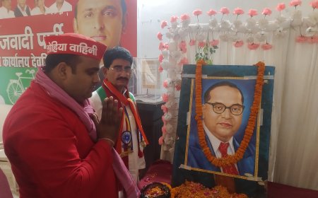 सपा कार्यालय में मनाया गया संविधान निर्माता बाबा साहब डॉ.भीमराव अंबेडकर जी की 135वीं जयंती