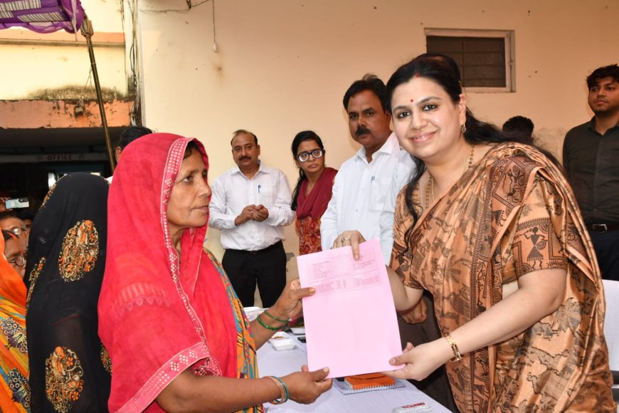 सरकारी योजनाओं का लाभ वितरण, जिलाधिकारी ने चौपाल में समस्याओं का मौके पर किया समाधान