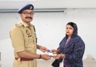 देवरिया पुलिस की बड़ी सफलता, 50 लाख के 251 गुमशुदा मोबाइल बरामद कर मालिकों को सौंपे 