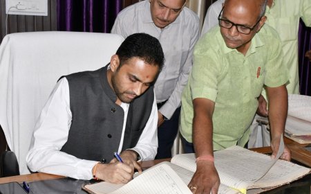 नवागत डीएम मधुसूदन हुल्गी ने संभाला कार्यभार, योजनाओं के प्रभावी क्रियान्वयन पर दिया जोर