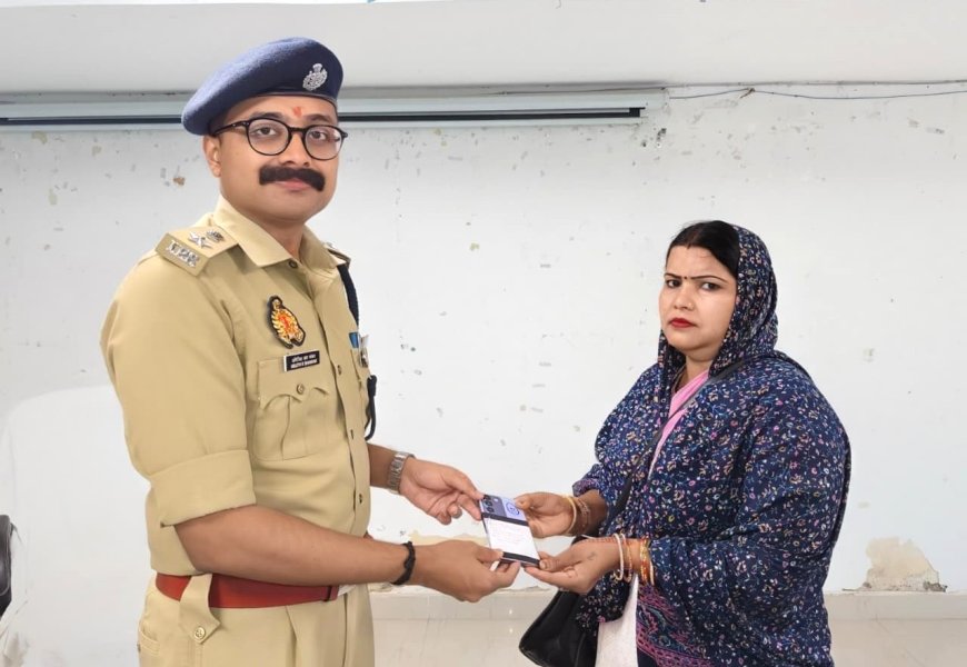 देवरिया पुलिस की बड़ी सफलता, 50 लाख के 251 गुमशुदा मोबाइल बरामद कर मालिकों को सौंपे 