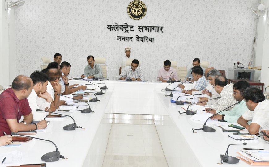 सीएम डैशबोर्ड एवं आईजीआरएस में बेहतर प्रदर्शन के लिए अधिकारियों को डीएम ने दिए आवश्यक निर्देश