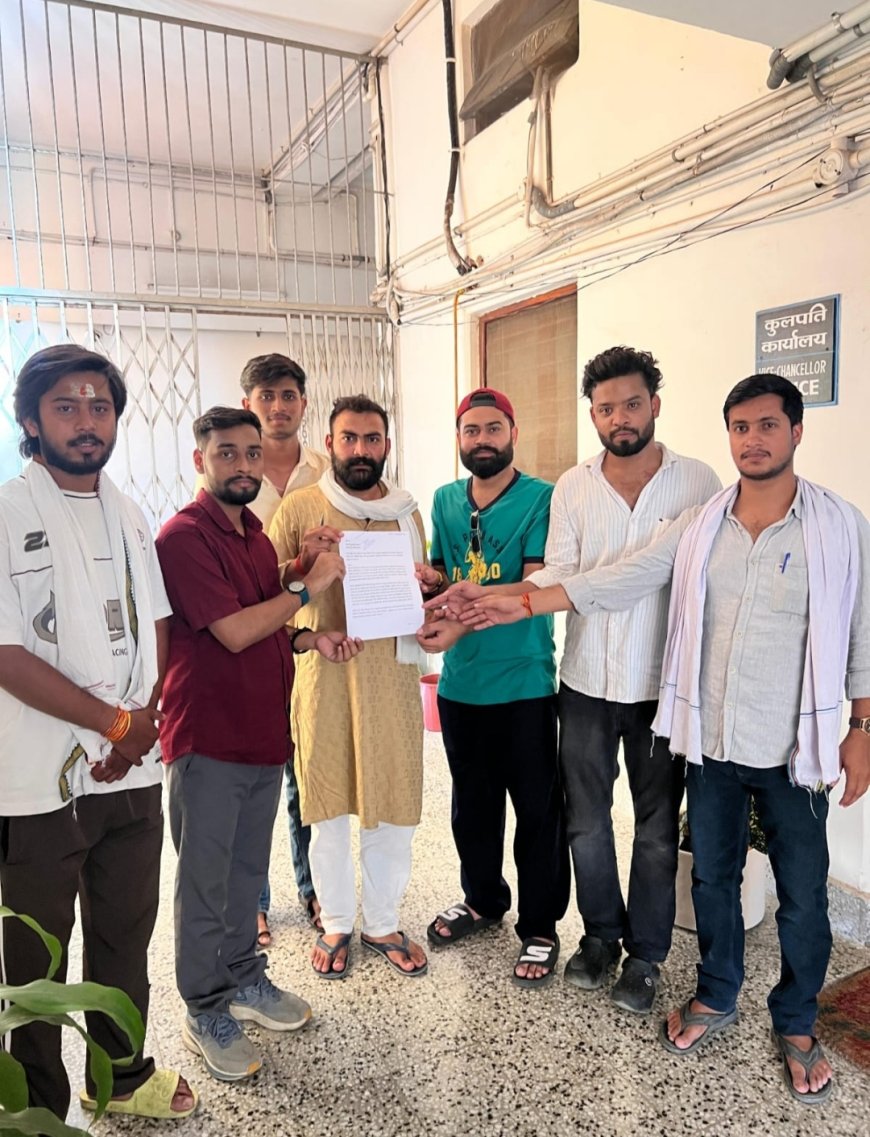 लोकायुक्त जांच के दौरान ट्रॉमा सेंटर प्रभारी सौरभ सिंह को पद से हटाने की मांग, कुलपति को सौंपा गया ज्ञापन