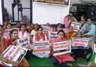 पेपर लीक मामले को लेकर महिलाओं की एक दिवसीय सामूहिक भूख हड़ताल, शिक्षा मंत्री धर्मेंद्र प्रधान के इस्तीफ़े की मांग की