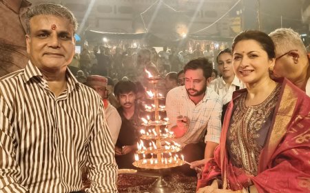 भाग्यश्री ने दशाश्वमेध घाट पर की मां गंगा की आरती, काशी की आध्यात्मिक आभा से हुईं अभिभूत