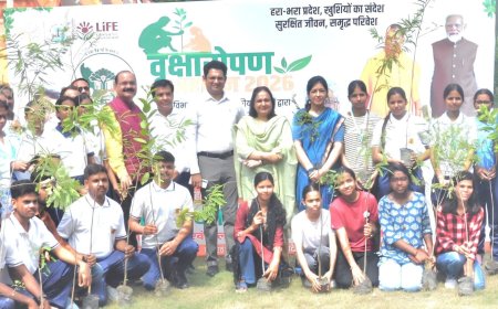 पूर्वाचल विश्वविद्यालय में 'एक पेड़ माँ के नाम' के तहत हुआ वृहद पौधरोपण 