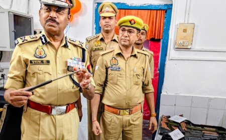डीजी यूपी रेलवे प्रकाश डी ने सदर रेलवे स्टेशन के जीआरपी थाने का किया निरीक्षण