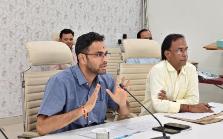 सीएम डैशबोर्ड की डीएम ने की समीक्षा, सी एवं डी श्रेणी वाले विभागों को रैंकिंग सुधारने के भी दिए निर्देश 