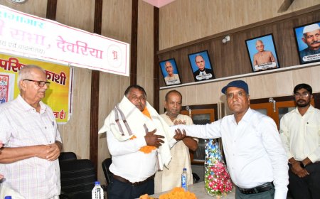 देवरिया के जिला सूचना कार्यालय में आयोजित हुआ विदाई एवं सम्मान समारोह