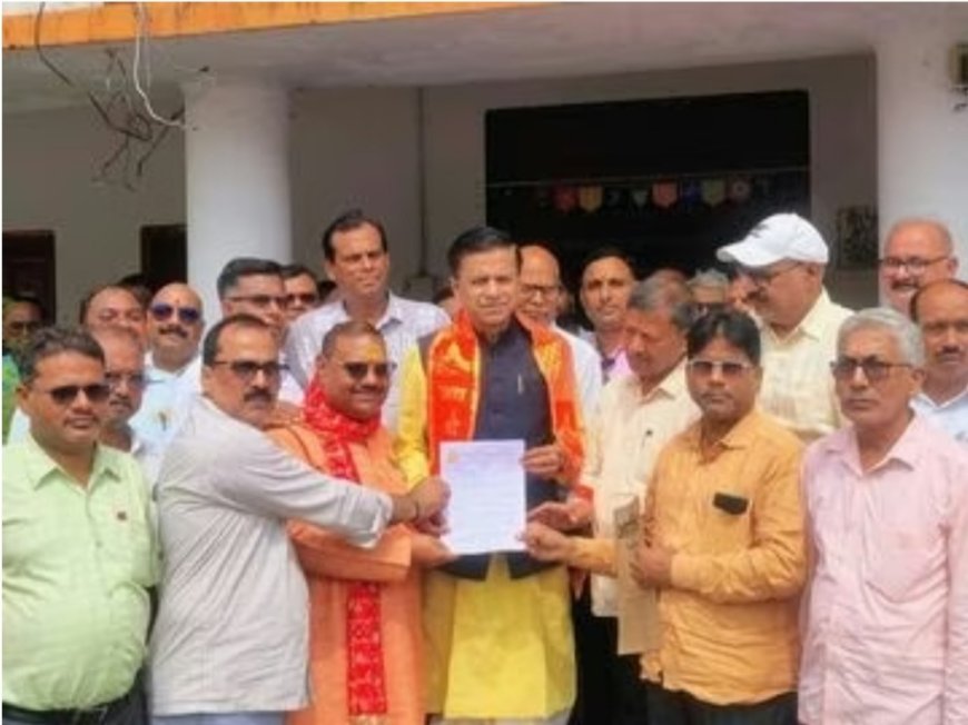 देवरिया में शिक्षकों ने सांसद शशांक मणि को सौंपा ज्ञापन, पुराने शिक्षकों के TET से मुक्ति की मांग