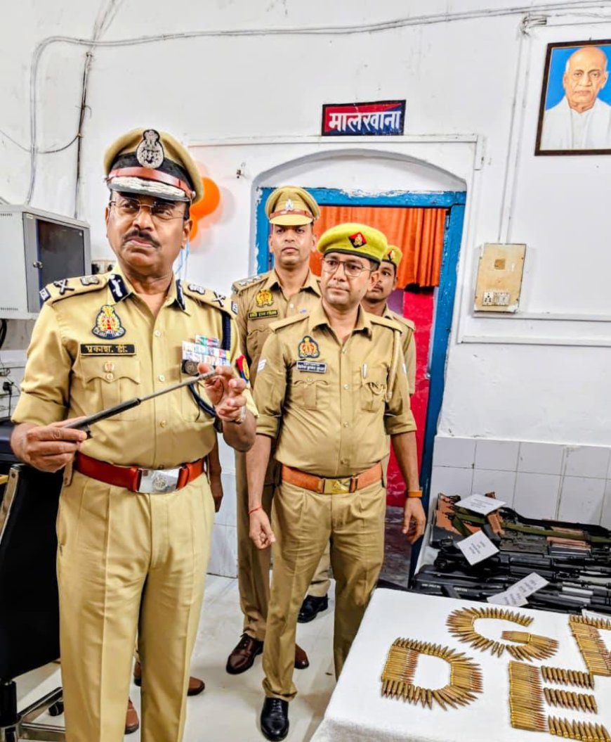 डीजी यूपी रेलवे प्रकाश डी ने सदर रेलवे स्टेशन के जीआरपी थाने का किया निरीक्षण