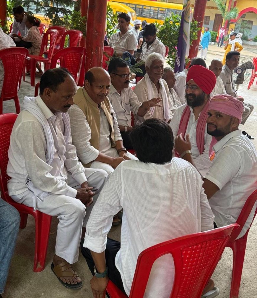 सतीश यादव के बाबा की तेरहवीं में पहुंचे शकील अहमद, जताया शोक