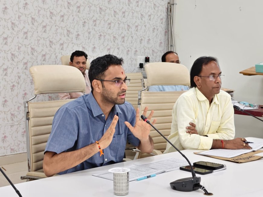 सीएम डैशबोर्ड की डीएम ने की समीक्षा, सी एवं डी श्रेणी वाले विभागों को रैंकिंग सुधारने के भी दिए निर्देश 
