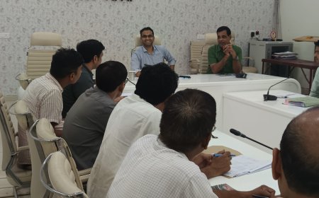 जिलाधिकारी ने की विद्युत से जुड़े कार्य आवश्यकताओं के विभागों की समीक्षा