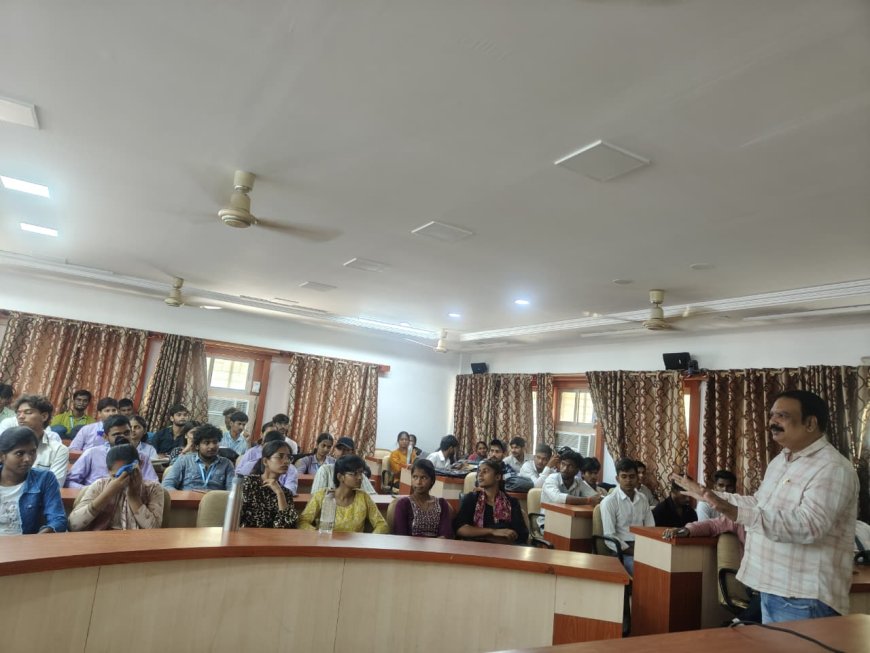 नौकरी नहीं, उद्यमिता और उत्पादन की ओर बढ़ें युवा : प्रो. अजय द्विवेदी