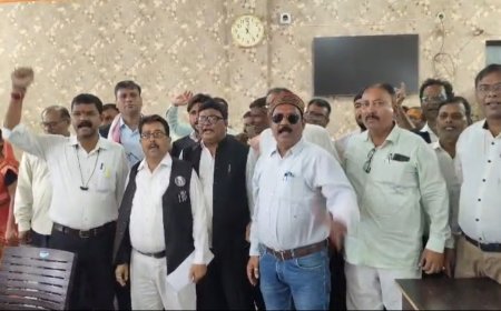 देवरिया तहसील में भ्रष्टाचार के आरोपों पर अधिवक्ताओं का प्रदर्शन से मचा हड़कंप 