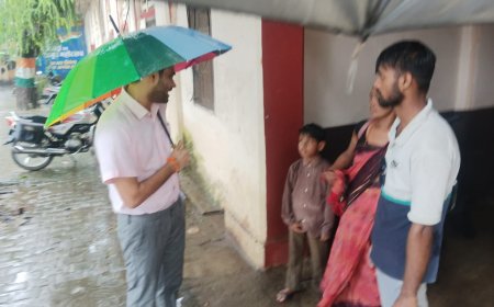 बारिश में छाता लेकर फरियादियों के बीच पहुंचे डीएम, सुनीं समस्याएं