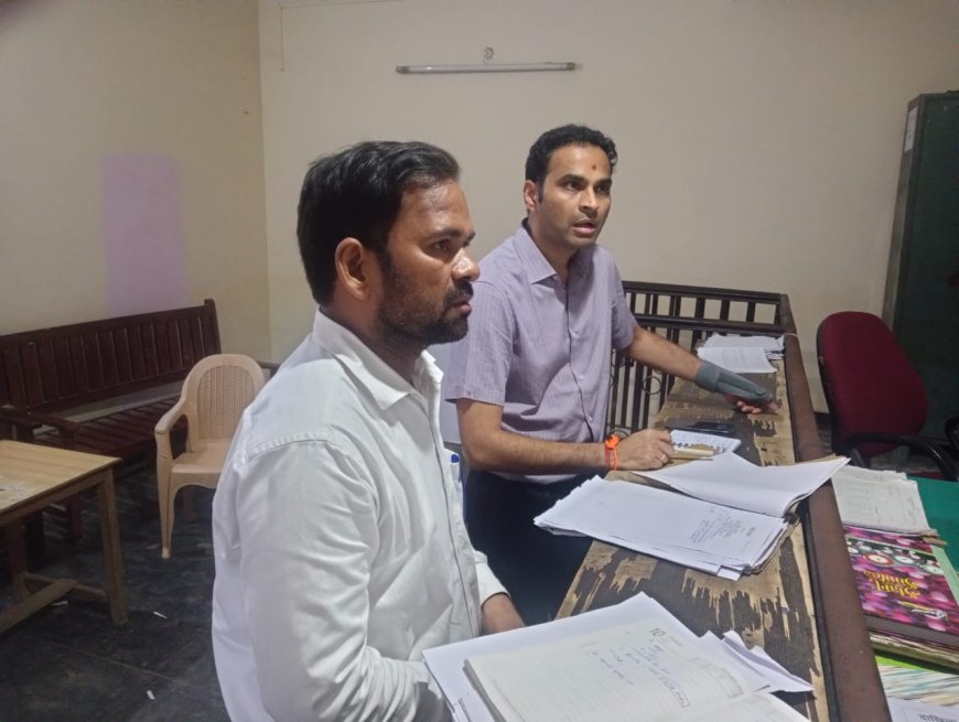 डीएम ने बरहज तहसील का किया औचक निरीक्षण, व्यवस्थाओं का लिया जायजा